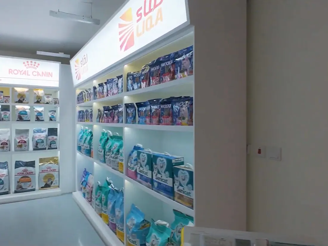 منتجات Royal Canin وWoolf معروضة على رفوف صالة عرض لقاء