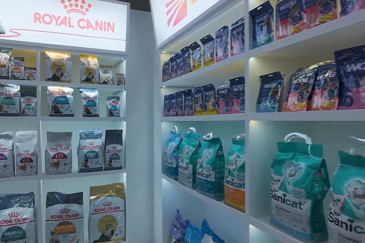 منتجات Royal Canin وWoolf وSanicat على رفوف معرض لقاء